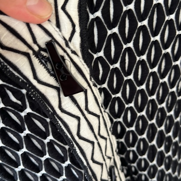 Amy B’s 2XL Black Cream Geo Textured Bell Sleeve Art to Wear Tunic Top - Picture 5 of 11